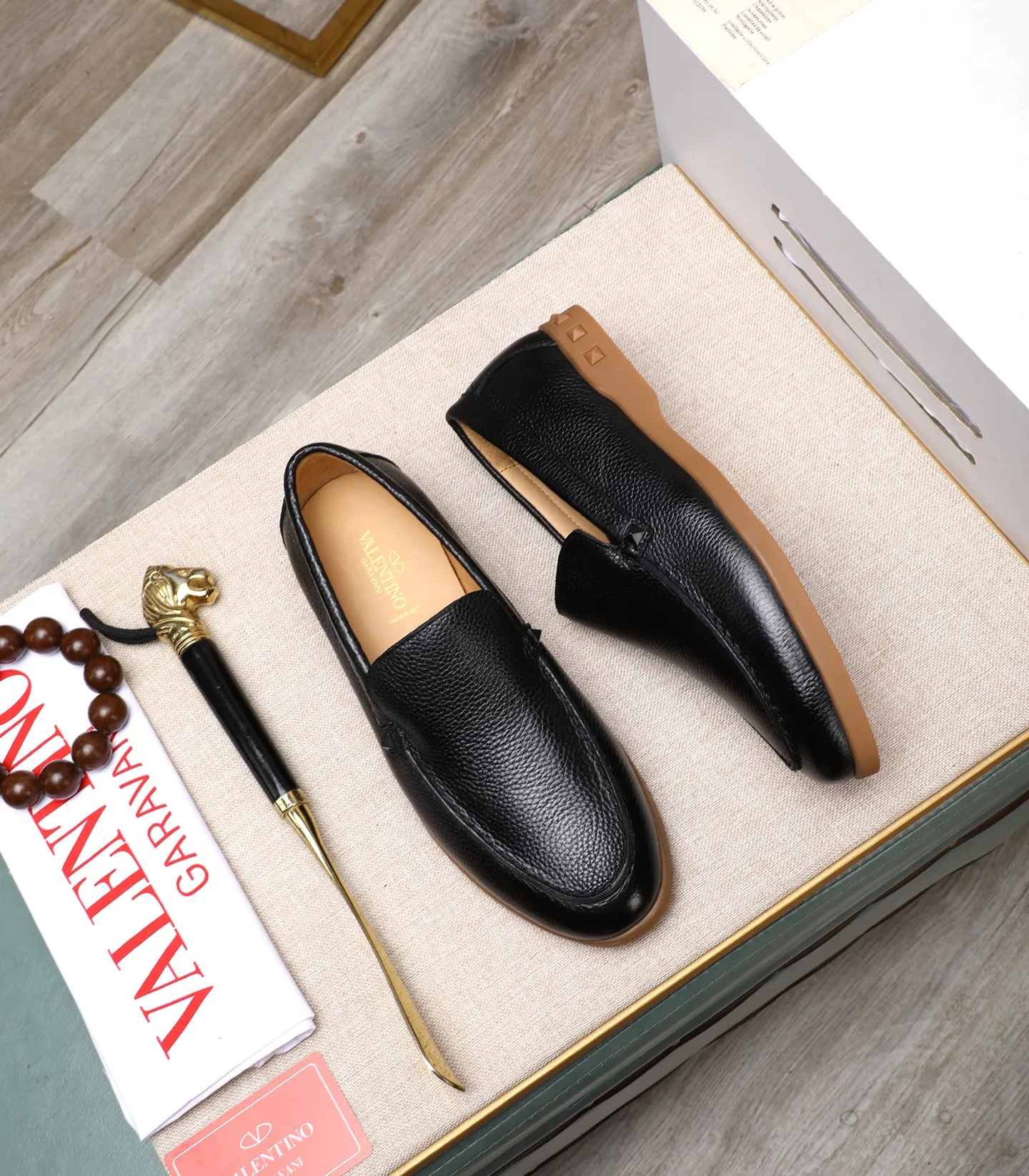 Men's shoes 💰520 [Valentino-Valentino] High-quality boutique men's shoes. The same style as the celebrities, original and authentic.✅ Made of imported cowhide + original apricot cowhide lining. The French luxury model is priced at 14,080 Swiss francs. It is also a Paris Fashion Week catwalk model. A brand can be deeply rooted in your heart, and a pair of shoes can make you linger. What you wear is not only noble, but also an aura. 👻Standard 38-45